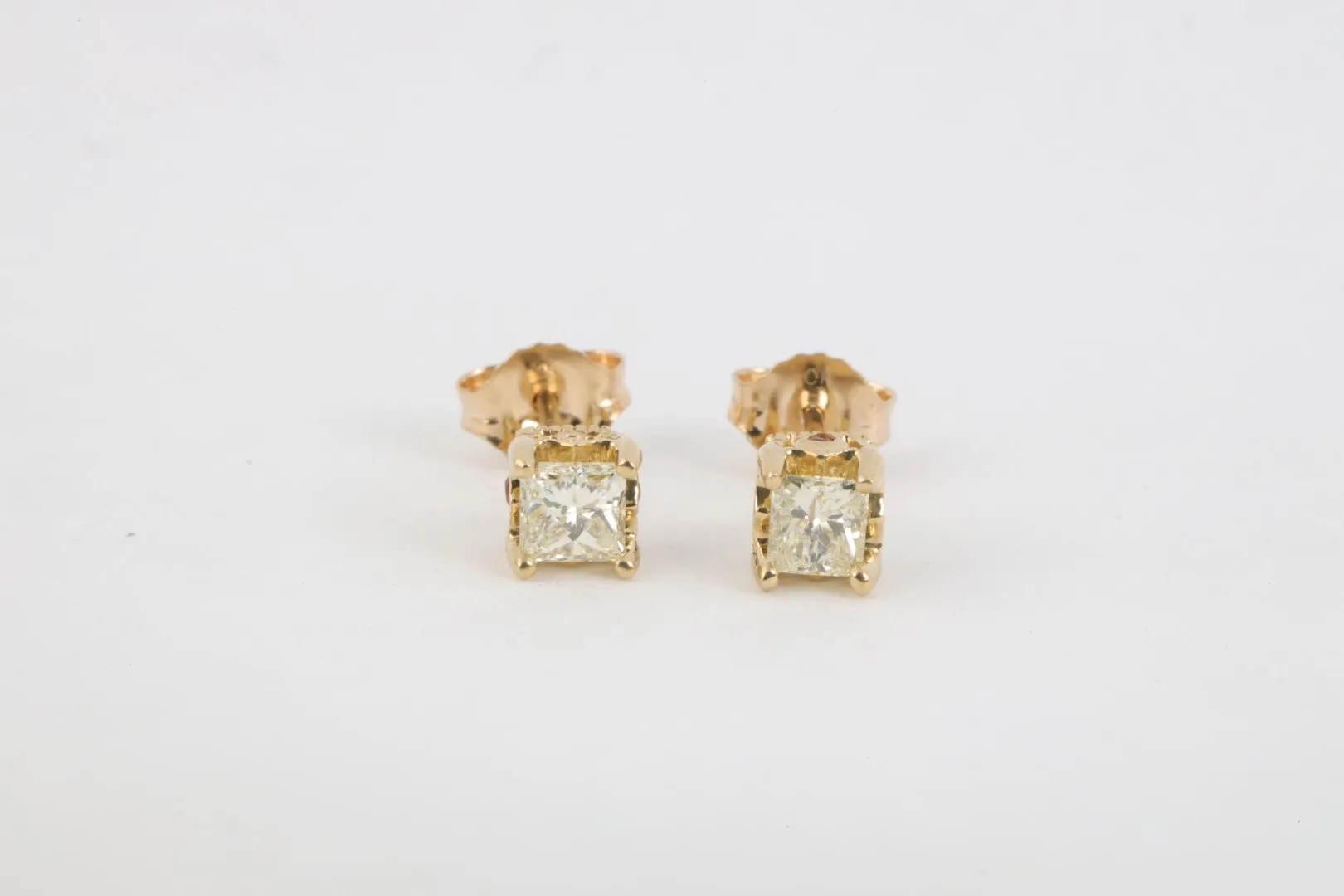 14k Yellow Gold Stud Earrings with 0.60tcw Diamonds (1.39g.)