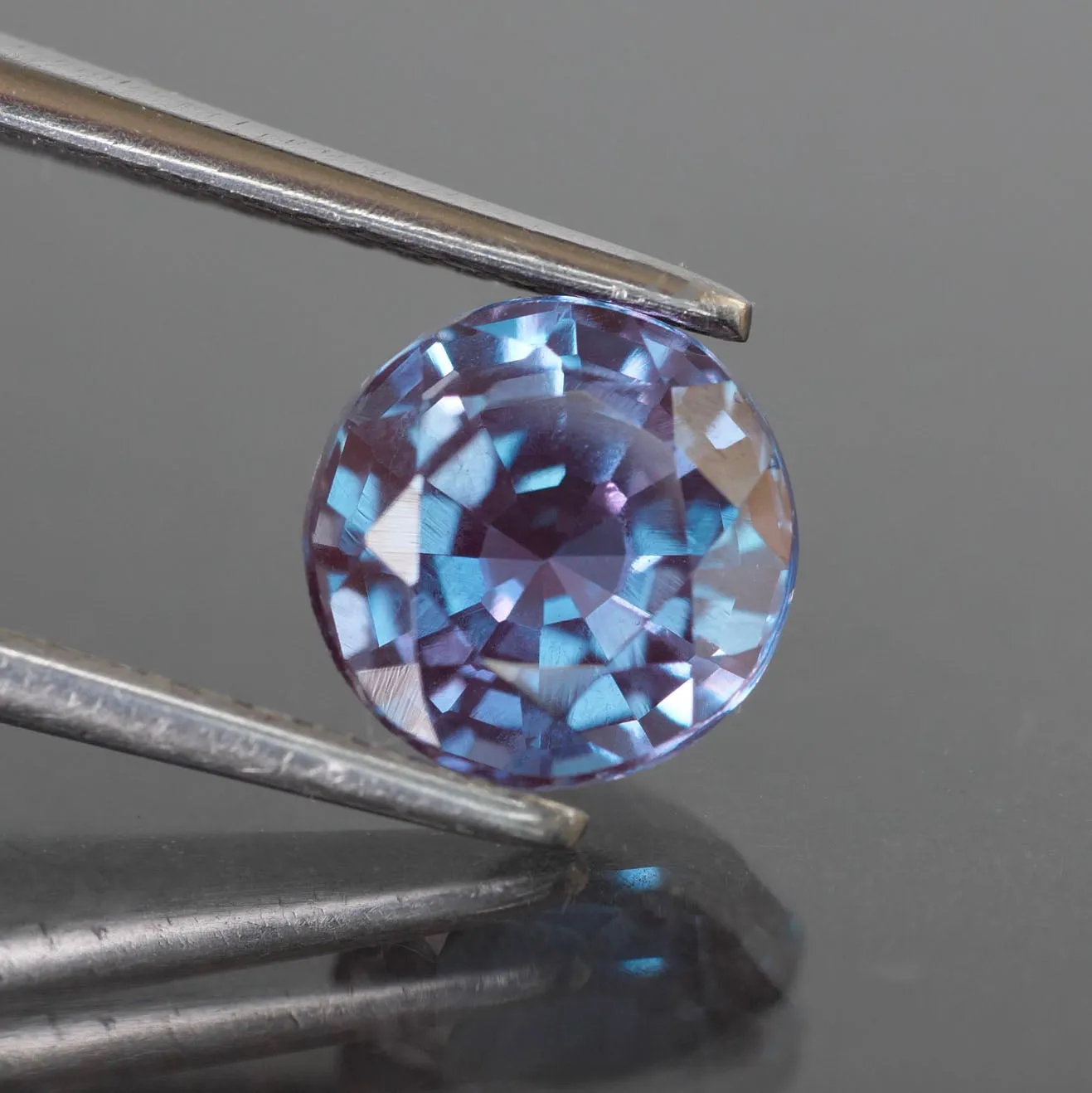 Alexandrite | lab created, colour changing, round cut 6mm, 0.6 ct