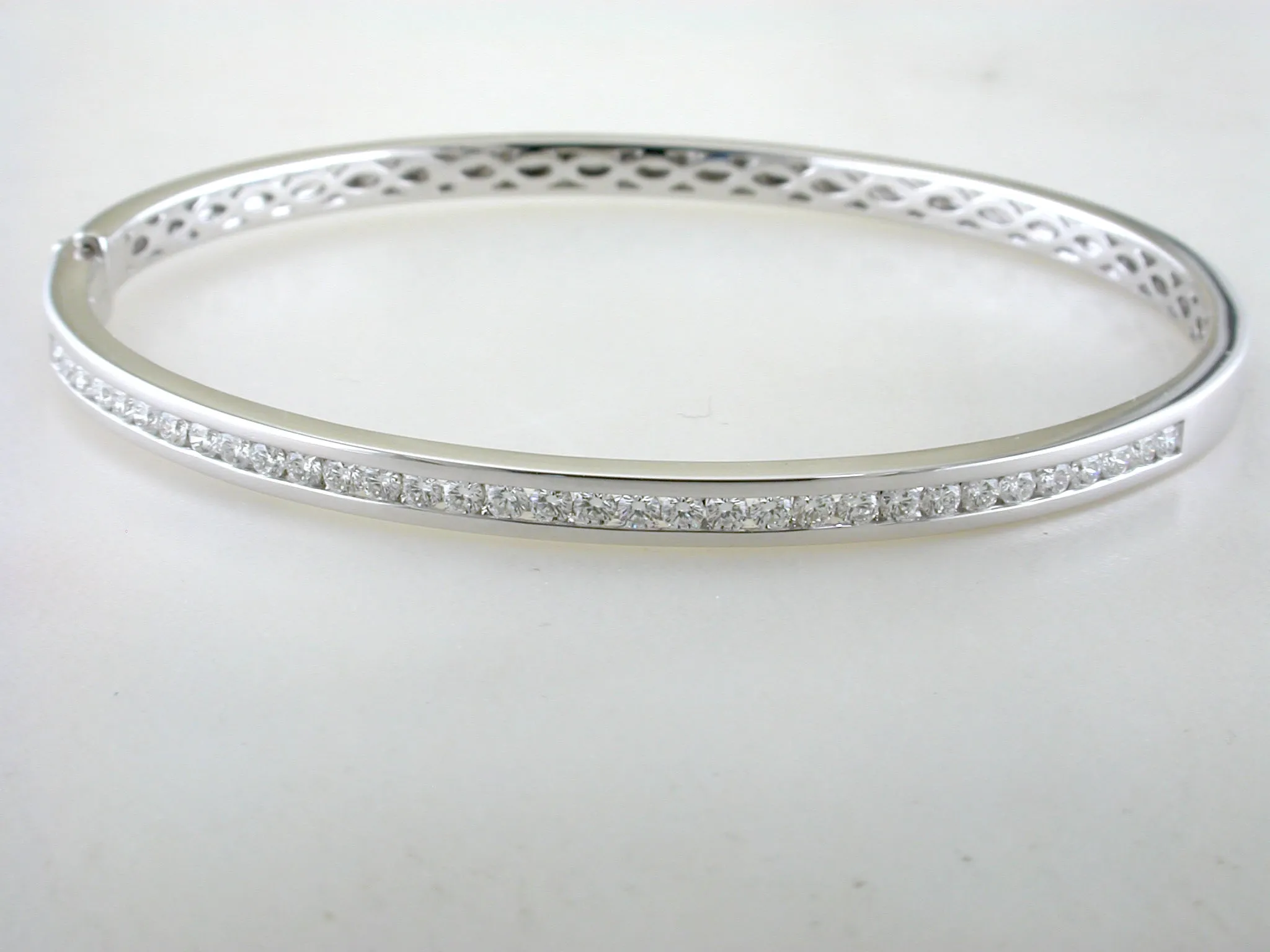 Memoire 18k White Gold Channel Set Diamond Bangle Bracelet