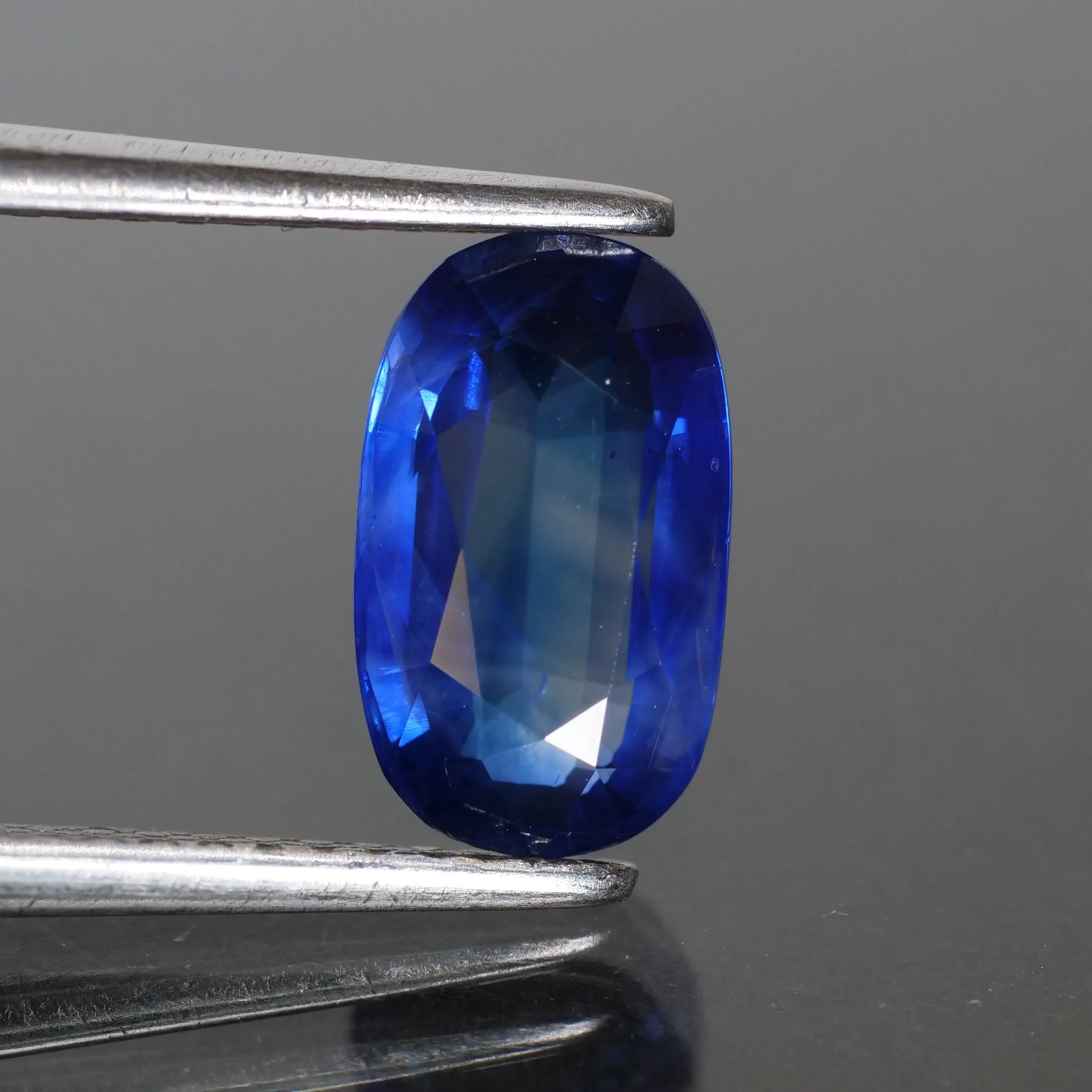 Sapphire | natural, blue, oval cut 9.2x5.4 mm, VS, 1.85ct, Ceylon