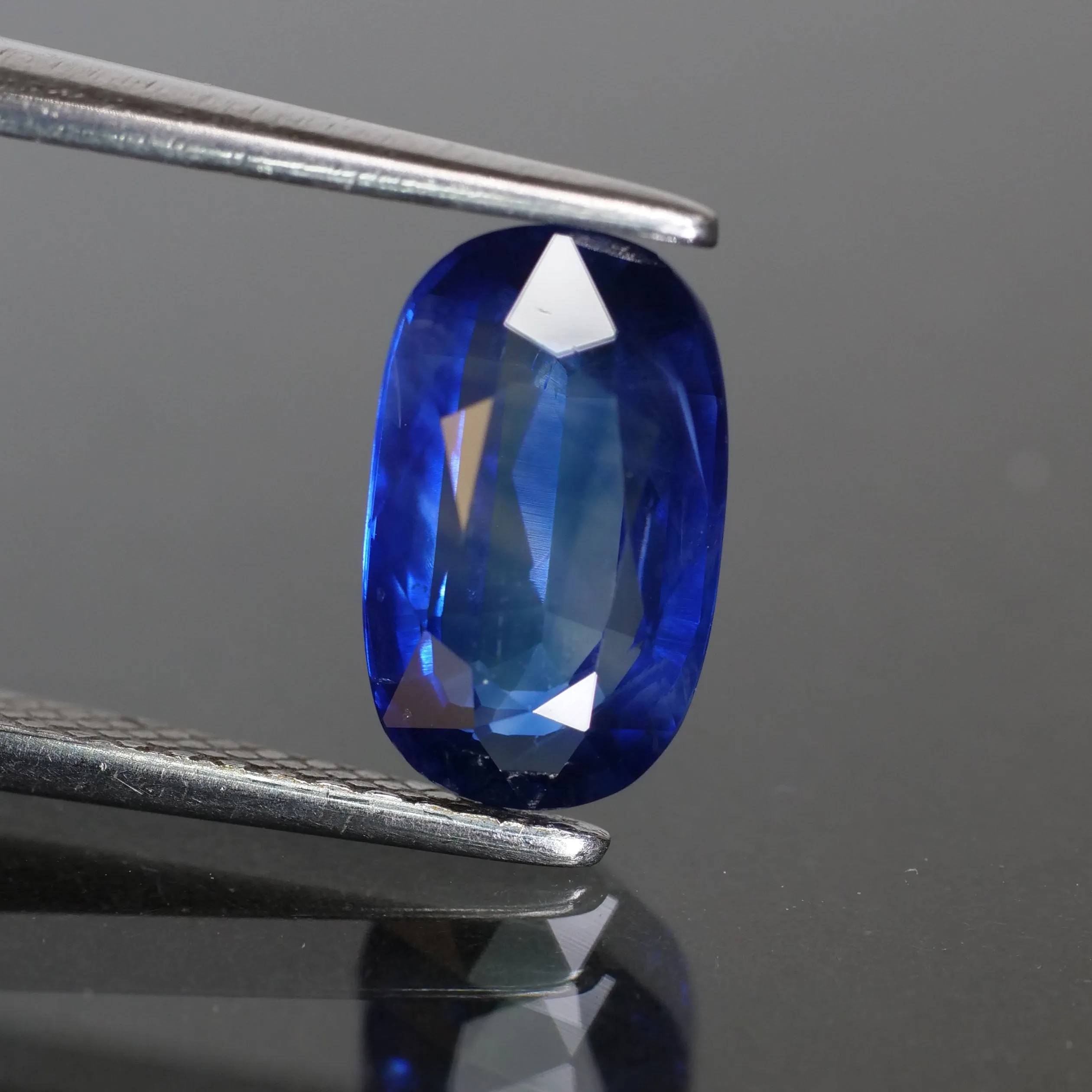 Sapphire | natural, blue, oval cut 9.2x5.4 mm, VS, 1.85ct, Ceylon