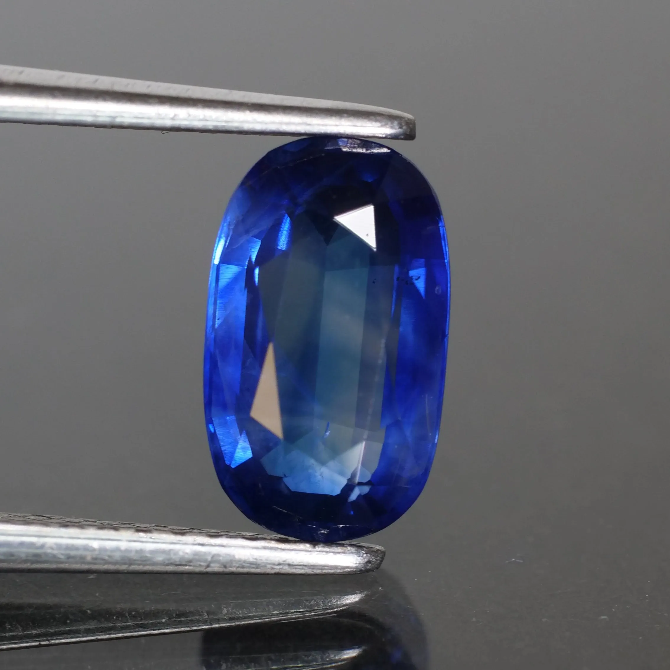 Sapphire | natural, blue, oval cut 9.2x5.4 mm, VS, 1.85ct, Ceylon