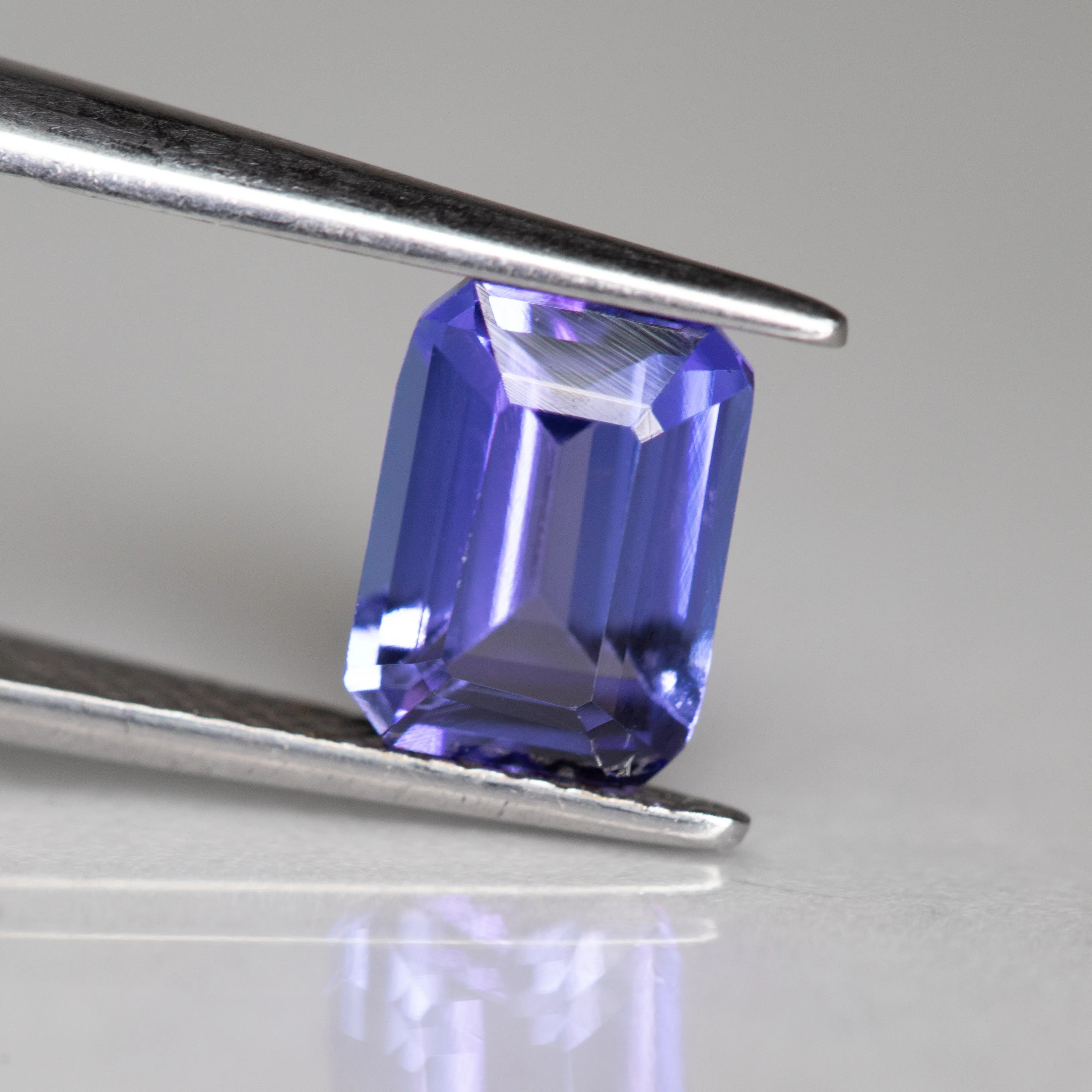 Tanzanite | natural, violet blue octagon cut 8x6 mm, VS 1.67 ct