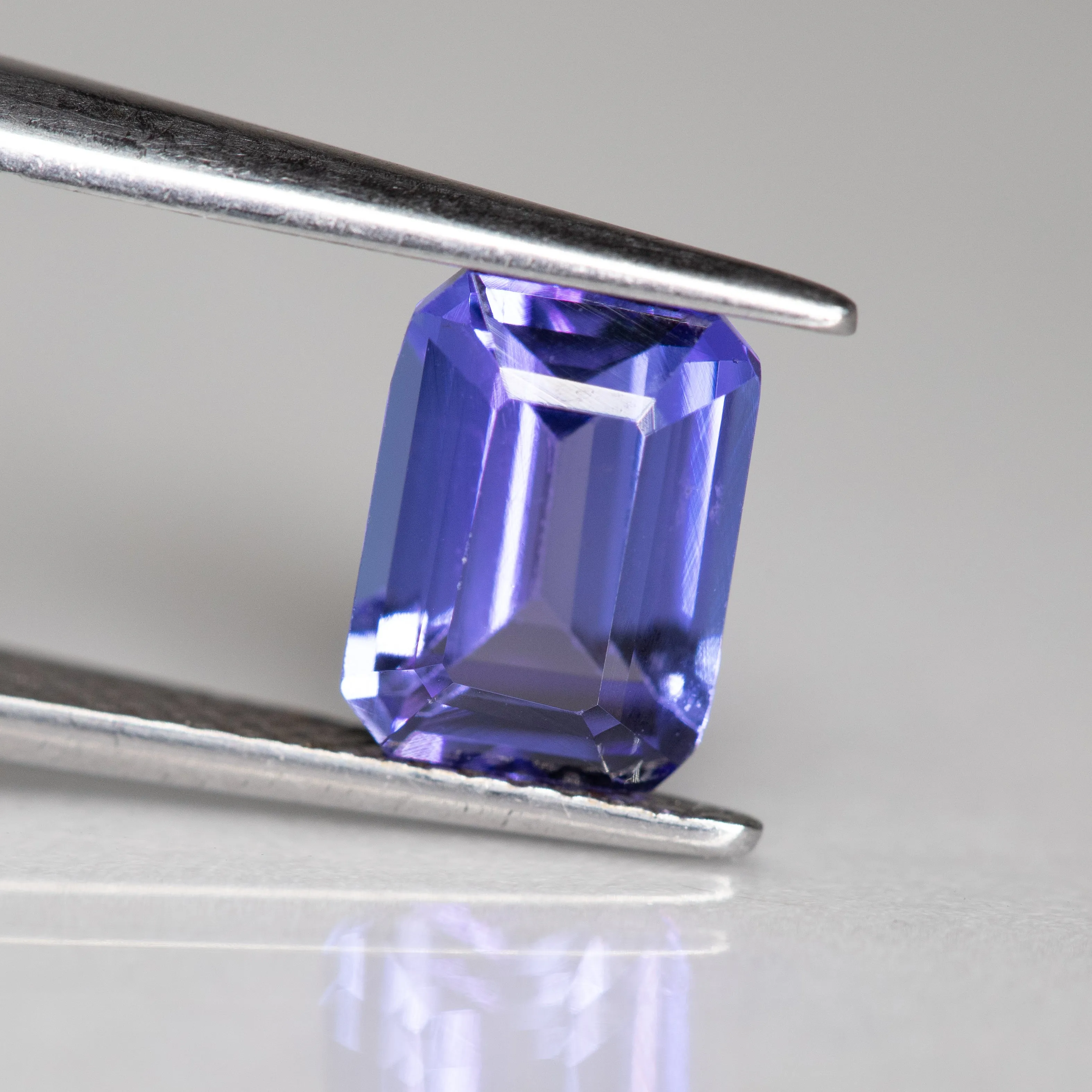 Tanzanite | natural, violet blue octagon cut 8x6 mm, VS 1.67 ct